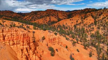 Utah, ABD 'deki Red Canyon' un Rocky manzarası. Nadir bitki örtüsü olan kuru kayalık bir bölge. Arka planda gökyüzünde dramatik bulutlar.