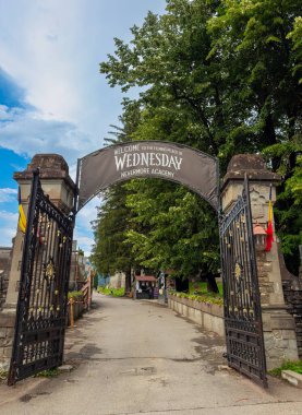 Çarşamba çekim yeri kapısı. Giriş kapısı Çarşamba günü Romanya 'daki serinin çekim yeri olarak işaretlendi