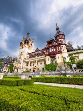 Peles Kalesi Bahçeleri ve ön cephe. Peles Şatosu ön cephesi, manikürlü dağ bahçelerinin üzerine yükseliyor.