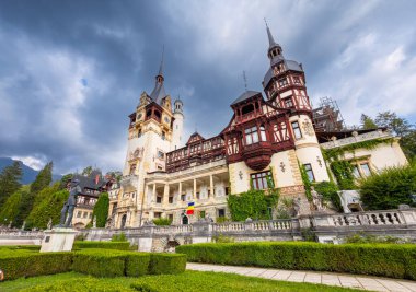 Peles Kalesi dış görünüş. Süslü kuleleri ve dağ arkaplanı olan Peles Kalesi 'nin dış görünüşü