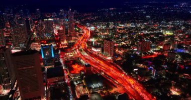 Miami, ABD, 4 Ağustos 2025: Bir sürü araba otoban ve kırmızı sokak ışıklarıyla aydınlatılmış merdivenlerden geçiyor. Muhteşem Miami, Florida, ABD 'nin insansız hava aracı manzarası.