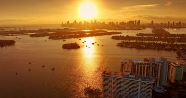 Su manzarası ve modern insan yapımı adalar üzerinde altın saat. Miami, Florida 'daki muhteşem Brickell Key İHA görüntülerinden..