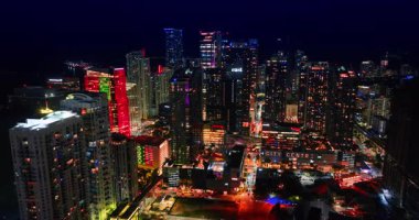 Miami, ABD, 4 Ağustos 2025: Modern Miami, Florida, ABD 'nin canlı gece hayatı. Şehrin yukarısındaki insansız hava aracı görüntüleri, parlak sokaklar ve hareketli trafik..