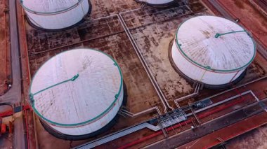 Petrol rafinerisindeki depolama tanklarının üzerinden uçuş. Değerli petrol ürünlerinin üretimi.