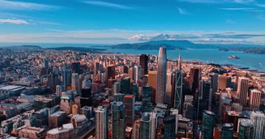 Modern San Francisco, California, ABD şehir manzarası. Şehrin en yüksek binalarıyla finans bölgesine yaklaşıyoruz. Arkaplanda kayalar ve mavi körfez manzarası.