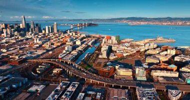 San Francisco, California, ABD manzarasında trafik yoğun olan trestler. Gün batımında Oakland Bay Köprüsü ve Körfezi 'nin manzarası.