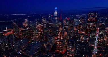 San Francisco, California, ABD merkezli gökdelenler. Pencereleri açık. Metropolis 'in şehir merkezindeki gece görüntüleri..