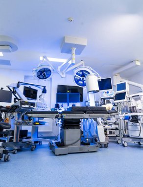 Mikroskop ve anestezi ekipmanlarıyla tam bir sinir cerrahisi düzeneği. Mikroskop, hasta monitörleri ve yaşam destek sistemleri de dahil olmak üzere geniş bir sinir cerrahisi ameliyathanesi manzarası..