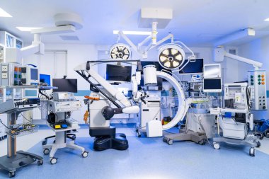 C-kolu ve robotik mikroskobu olan yüksek teknoloji nöroşirürji çalışma istasyonu. C-kolu görüntüleme sistemi ve dijital mikroskop da dahil olmak üzere özel nörocerrahi ekipmanlarının detaylı görüntüsü.