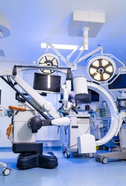 Steril odada cerrahi ışıkları olan gelişmiş sinir cerrahisi ekipmanları. Cerrahi mikroskop ve nöroşirürji ünitesindeki LED lambaların dikey görüntüsü..