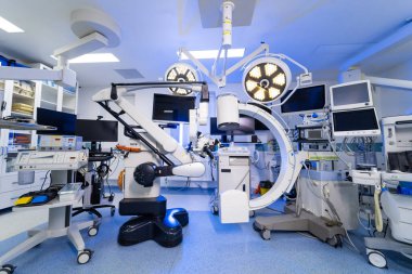 Steril ekipmanlı gelişmiş beyin cerrahisi odasının içi. Mikroskop ve görüntüleme sistemleriyle profesyonel nöroşirurji çalışma alanının genel görünümü.