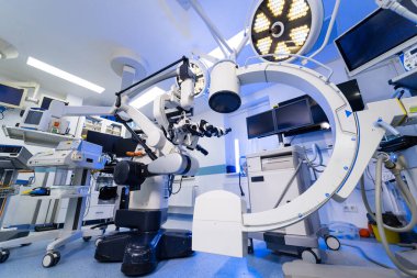 C-kolu ve nörocerrahi mikroskop düşük açılı. Modern bir ameliyathanede röntgen görüntüleme sistemi ve cerrahi mikroskop..