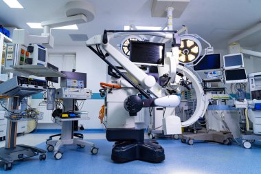 Ameliyathanede cerrahi ekipman ve mikroskop tam görünüm. Temiz bir ameliyathanede geniş ölçekli nörocerrahi mikroskop, monitörler ve tıbbi araçlar..