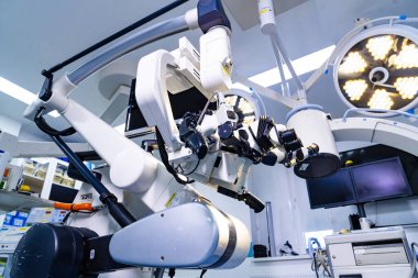 Cerrahi mikroskop göz kapakları ve kontrolleri yakından inceleniyor. Profesyonel nöroşirürji mikroskobunun çok sayıda göz kapağı ve sapıyla yakın plan çekimi..