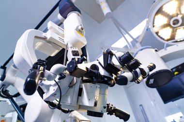 Cerrahi mikroskobu, sapları ve optik bileşenleriyle kapatın. Profesyonel bir cerrahi mikroskobun işlevsel kısımları arasında saplar ve mercek konutları da vardır..