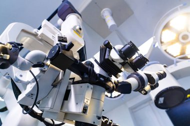 Cerrahi mikroskop başı, odaklanma ve yakınlaştırma kontrolleri. Sinir cerrahisi mikroskobunun optik başını kapat ve göstergeleri ve etiketleri göster.