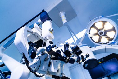Klinik odasında cerrahi lambaları olan profesyonel nöroşirürji mikroskobu. Modern bir ameliyathanede, parlak ışıklandırmalı yüksek teknoloji cerrahi mikroskop yerleştirilmiş..