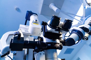 Cerrahi mikroskop göz kapakları ve ayarlama düğmelerinin makro görüntüsü. Optik göz kapaklarının detaylı makro görüntüsü ve cerrahi mikroskobun mekanik kontrolleri..