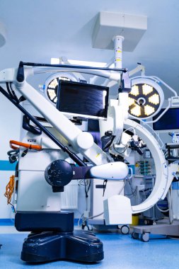 Modern nöroşirürji tiyatrosunda profesyonel cerrahi mikroskop sistemi. Temiz bir ameliyathane ortamında entegre monitörlerle gelişmiş bir cerrahi mikroskop yakın plan..