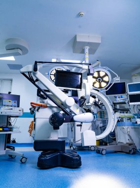 Robotik mikroskop ve C-kol ile gelişmiş nörocerrahi ameliyathane. Modern nöroşirürji tiyatrosunda yüksek teknolojili bir cerrahi mikroskop, C-kolu röntgeni ve izleme cihazları var..