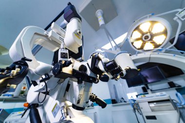 Nörocerrahi mikroskop göz ve kontrol kollarının makro görüntüsü. Bir cerrahi mikroskop sisteminin optik başı ve saplarına odaklanan ayrıntılı teknik görünüm.