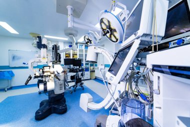 Cerrahi mikroskop ve mobil C-Kol sistemine sahip nöroşirürji ameliyathanesi. Gelişmiş nöroşirürji mikroskobu, C-kolu görüntüleme ve anestezi ekipmanları içeren geniş bir ameliyat odası..