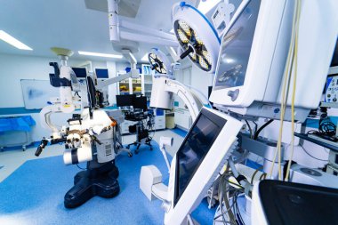 Dijital monitörlü ve cerrahi ekipmanlı modern beyin cerrahisi. Anestezi makineleri, monitörler ve cerrahi ışıklandırma gösteren yüksek teknolojili bir ameliyathane..