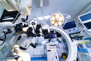 Cerrahi nöroşirürji mikroskobundaki optik göz merceklerine yakından bakın. Düşük açı göz kapaklarına odaklan ve ameliyathanedeki mikroskobun ayarlama düğmelerine odaklan..