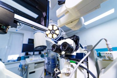 Ameliyathanedeki cerrahi mikroskop göz merceklerinin detaylı görüntüsü. Profesyonel bir nöroşirürji mikroskop sisteminde dürbün lenslerinin yakın plan çekimi..