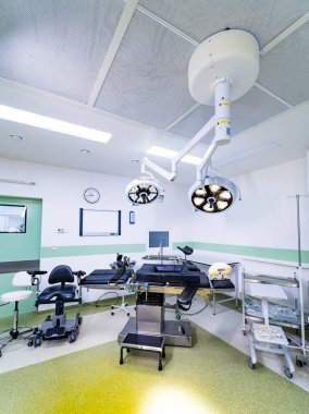 Steril ameliyathane geniş açılı ve tıbbi ekipmanlı. Ameliyat masası olan işlevsel sağlık odası, çift LED lambalar, mobil arabalar ve beyaz dolaplar..