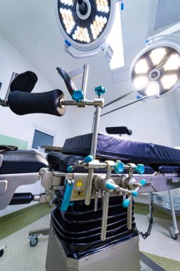 Cerrahi masadaki mekanik kontrolleri kapatın. Profesyonel bir ameliyat masasında kol ve ayarlama düğmeleri ayrıntıları.