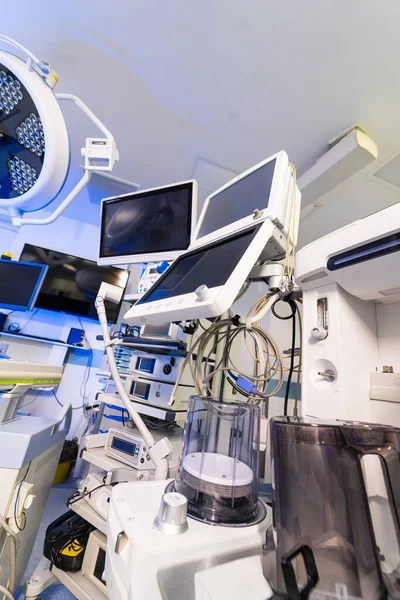 Anestezi çalışma istasyonu ve ameliyathanede tıbbi monitörler. Hastane cerrahi süitindeki elektronik tıbbi ekipman ve ekranları kapatın..