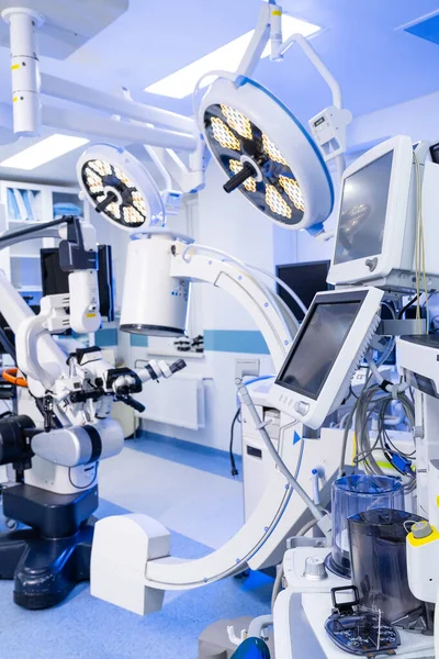 Klinikteki modern nörocerrahi mikroskop ve izleme sistemi. Steril bir ortamda cerrahi büyütme sistemi ve dijital monitörlerin yan görüntüsü.