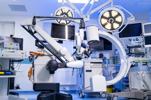 Modern hastane ameliyathanesinde uzman nörocerrahi mikroskop. Klinik bir ortamda beyin ameliyatı için kullanılan yüksek teknolojili bir mikroskop..