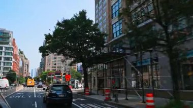 New York, ABD, 5 Ağustos 2025: Pov araba yolculuğu New York, ABD 'de. Yoğun caddeleri ve yüksek binaları izle.