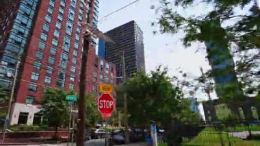 New York, ABD, 5 Ağustos 2025: Gündüz vakti ABD 'nin New York caddeleri boyunca otomobil yolculuğu. Metropolün yüksek binalarında alçak açılı görüş.