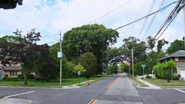 New York, ABD, 5 Ağustos 2025: Amerikan şehrinin yeşil yerleşim bölgesinden geçiyor. Güzel evleri olan rahat bir yer..