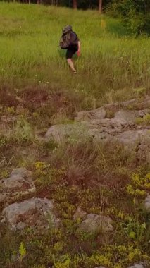 Sırt çantalı gezgin. Sırt çantasıyla doğa yürüyüşü yapan bir adam.