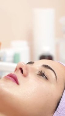 Spa salonundaki rahatlatıcı kız. Maskeli genç bir kız güzellik salonunda dinleniyor.