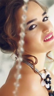 Lüks ev içinde saç stili kızı. Lüks evdeki kıvırcık saçlı genç kız.