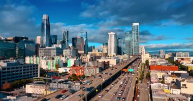 San Francisco, ABD, 9 Ocak 2026 San Francisco otoyolunda yoğun trafik vardı. Şehir merkezine giden karayolu trafiğinin manzarası artmış..