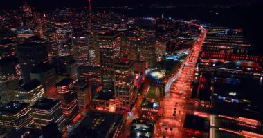 San Francisco Embarcadero ve Ferry Binası 'nın gece görüşü. Şehir ışıklarının yüksek açılı görüntüsü, aydınlatılmış sokaklar ve feribot binası..