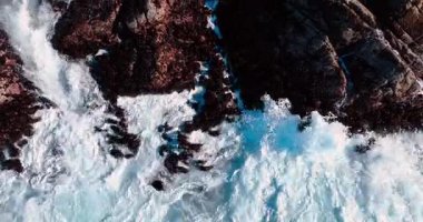 Turkuaz deniz suyu ve beyaz köpük. Okyanus dalgaları ve köpüren beyaz deniz köpüğünün soyut hava dokusu