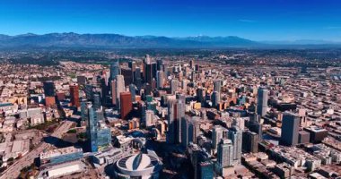 Los Angeles, ABD, 11 Ocak 2026, Los Angeles iş merkezi. Yüksek açılı ofis binaları ve Los Angeles 'ta dağ geçmişi olan konut kuleleri..