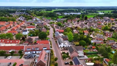 Konut caddesi ve çatılar. Yüksek açı, tuğla evlerin mimarisine ve Hollanda 'da bir banliyö caddesinin yerleşimine odaklanıyor..