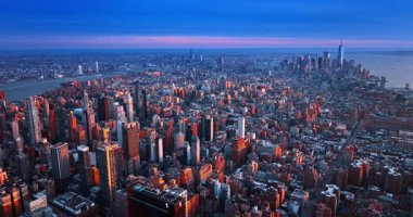 Günbatımında Amerika 'nın modern New York şehrinin engin manzarası hafif bir sis bulutuyla kaplıydı. İHA görüntüleri Manhattan 'ın göbeğindeki muhteşem şehir manzarasına iniyor..