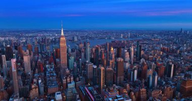 Gün batımında Amerika 'nın muhteşem New York manzarası. Manzaradaki güzel Empire State Binası. Hava perspektifi.