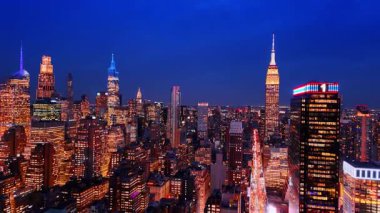 Geceleri Manhattan 'ın göz kamaştırıcı gökdelenleri. İHA görüntüleri New York 'un işlek caddesinde yükseliyor..