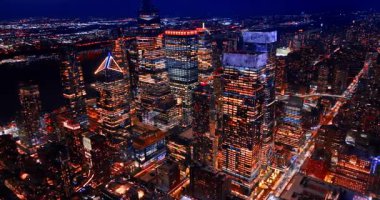 Gece aydınlatmalı cam gökdelenler grubuna doğru ilerliyoruz. İHA 'dan New York' un geniş şehir manzarası.
