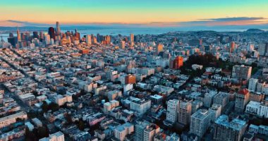 Modern San Francisco, California, ABD şehir manzarası. Şehir merkezindeki yüksek gökdelenlere yaklaşıyorum batan güneşin ışığında.